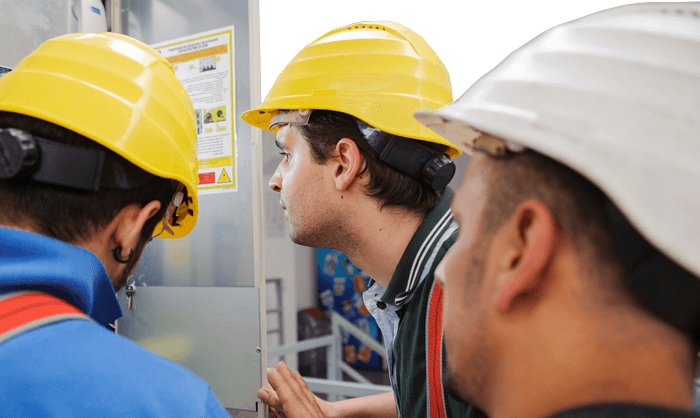 Foto di operai che fanno manutenzione di ascensori